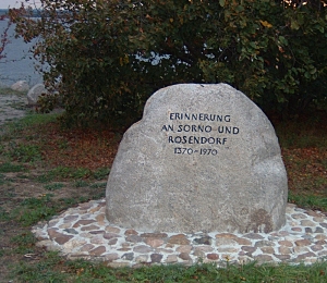 Gedenkstein mit der Inschrift "Erinnerung an Sorno und Rosendorf 1370-1970" am Ufer des Sedlitzer Sees 