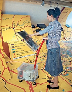 Eine Besucherin informiert sich mit dem Infosauger.