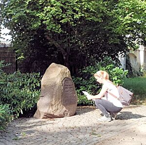 Auf dem alten Friedhof / Blick auf die Infotafel