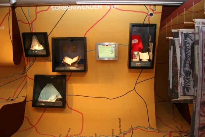 Foto: Blick in den sorbisch/wendischen Ausstellungsbereich mit vier Vitrinen und einer Multimediastation .
