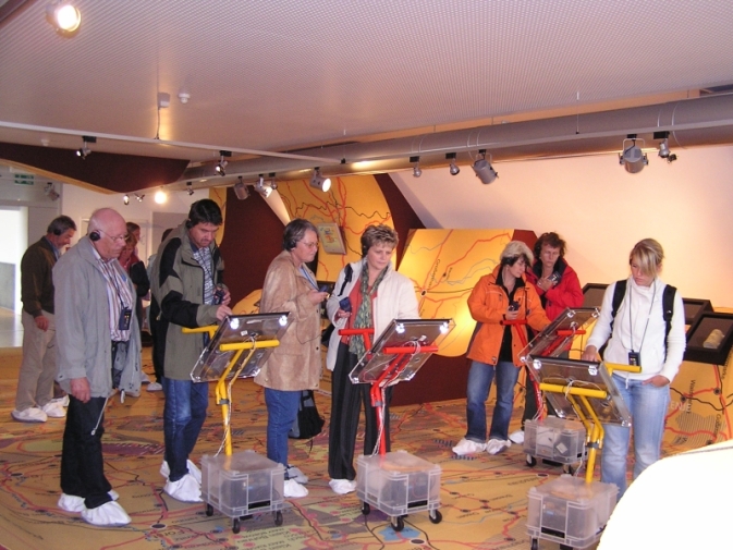 Foto: Eine Besuchergruppe im Ausstellungsraum.