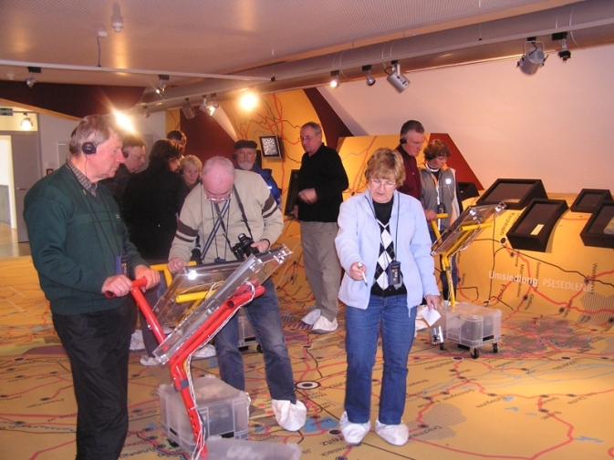 Foto: Eine Besuchergruppe in der Ausstellung.