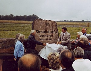 Pśesedlarje wótkšywaju wopomjeński kamjeń, kenž stoj wósrjejź łukow.