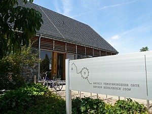 Die AVO- Hinweistafel vor dem Gemeindezentrum.