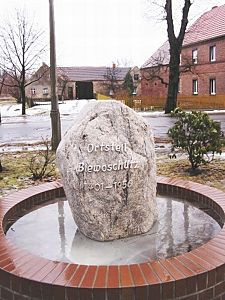 Gedenkstein mit der Inschrift "Ortsteil Biewoschütz 1401-1956" 