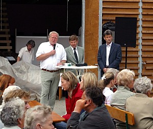 B. Siegert. dr. G. Reinfeld a prof. dr. D. Dähnert na zarědowanju na dwórje gmejnskego centruma.