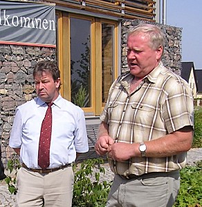 H.Konzack und Bernd Siegert im Gespräch vor dem Gemeindezentrum.