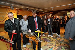 Dr. Klußmann erläutert den Gästen der Eröffnungsfeier die Ausstellungstechnik. 