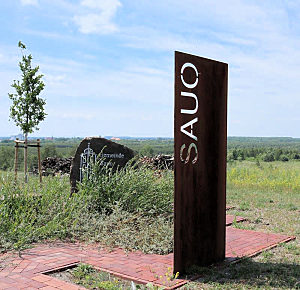 Blick auf die Cortenstahl- Stele mit der Inschrift Sauo.