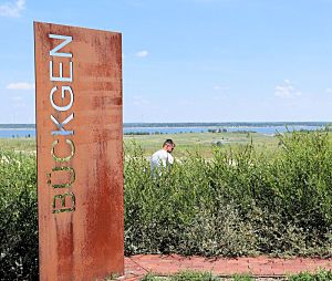 Blick auf die Cortenstahl- Stele mit der Inschrift Bückgen. Blick auf die Cortenstahl- Stele mit der Inschrift Bückgen.