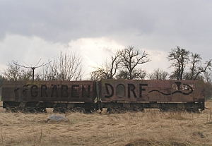 Zwei ehemalige Güterwagons mit Beschriftung:Gräbendorf
