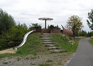 Blick zum Aussichtspunkt  "Randriegel" am Rad- und Wanderweg. Randriegel dienten zur Grubenwasserabführung. 