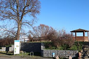 Blick zur 3-seitigen Erinnerungstafel Blick zur 3-seitigen Erinnerungstafel