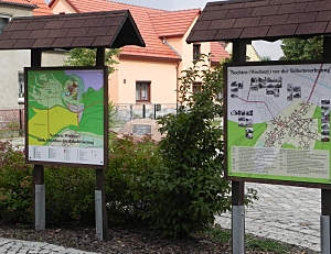 Blick auf die zwei Informationstafeln zu Nochten, im Hintergrund der Gedenkstein.