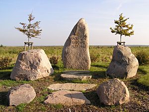 Blick zum großen Gedenkstein mit der Inschrift: Radeweise, Radowiz 1527-1986 umgeben von kleineren Findlingen.