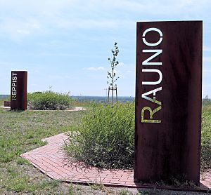 Blick auf die Cortenstahl- Stele mit der Inschrift Rauno.