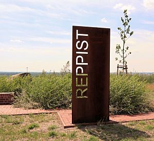 Blick auf die Cortenstahl- Stele mit der Inschrift Reppist.