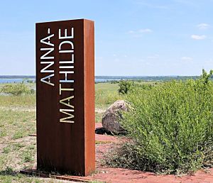 Blick auf die Cortenstahl- Stele mit der Inschrift Anna Mathilde.