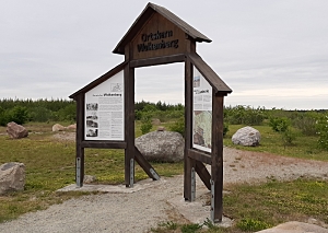 Eingangstor zum Wolkenberger Rundweg mit 2 integrierten Infotafeln zum Dorf Wolkenberg und zur Erinnerungsstätte