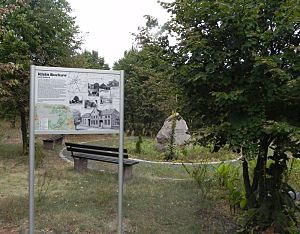 Blick zur Gedenktafel und zum Gedenkstein am neuen Standort.