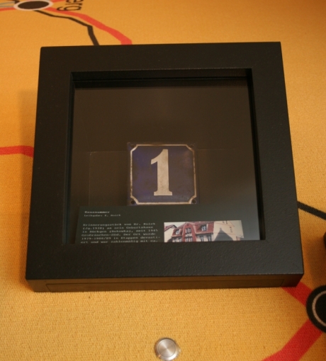Foto: Blick zur Ausstellungsvitrine. Foto: Blick zur Ausstellungsvitrine.