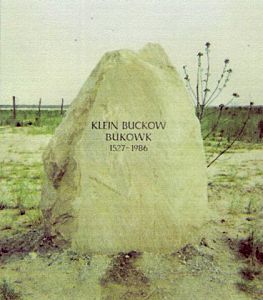 Ein Findling mit der Inschrift: Klein Buckow / Bukowk 1527-1986