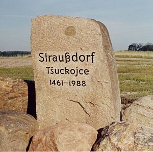 Ein gespaltener Findling mit der Inschrift: Straußdorf 1461-1988 Ein gespaltener Findling mit der Inschrift: Straußdorf 1461-1988