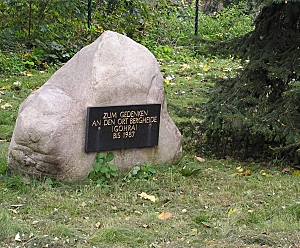 Blick auf den Gedenkstein mit folgender Tafelinschrift " Zum Gedenken an den Ort Bergheide (Gohra) bis 1987 "