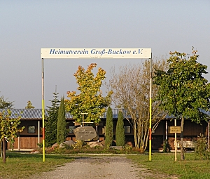 Blick von Weitem zur Groß Buckower Erinnerungsstätte