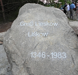 Der Gedenkstein mit der Inschrift " Groß Lieskow 1346 - 1983 " Der Gedenkstein mit der Inschrift " Groß Lieskow 1346 - 1983 "