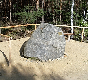 Blick zum Gedenkstein am Waldesrand Blick zum Gedenkstein am Waldesrand