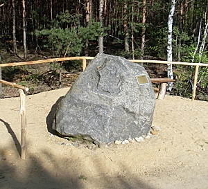 Blick zum Gedenkstein am Waldesrand