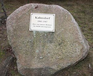Blick auf den Gedenkstein mit einer Tafel: Kahnsdorf 1503-1987. Hier war unsere Heimat. Sie bleibt unvergessen.  