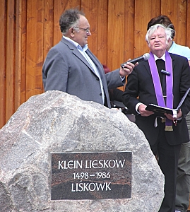 Der Gedenkstein mit der Inschrift  "Klein Lieskow, 1498 - 1986"