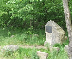 Gedenkstein am Waldrand mit der Inschrift "Zur Erinnerung an das Dorf Neida 1430-1952"