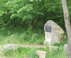 Gedenkstein am Waldrand mit der Inschrift "Zur Erinnerung an das Dorf Neida 1430-1952" Gedenkstein am Waldrand mit der Inschrift "Zur Erinnerung an das Dorf Neida 1430-1952"