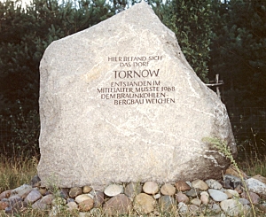 Blick auf den Gedenkstein mit der Inschrift "Hier befand sich das Dorf Tornow, entstanden im Mittelalter, musste 1968 dem Braunkohlenbergbau weichen."