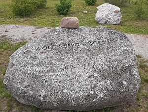 Der Gedenkstein- Findling mit der Inschrift Wolkenberg 1503 - 1991