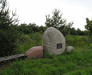 Blick auf den Gedenkstein mit Gedenktafel zur Erinnerung an Ratzen mit den Ortsteilen Kolpen und Geißlitz