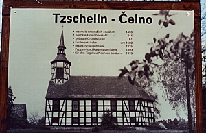 Die Gedenktafel zeigt die Tzschellner Kirche und einige historische Jahreszahlen zum Ort Tzschelln