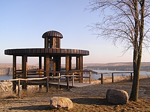 Blick zum Glockenturm mit Besucherplattform, im Hintergrund der Klinger See