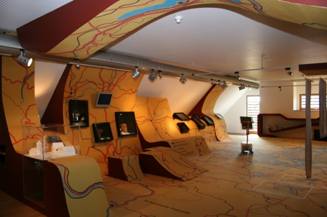 Foto: Blick in den Ausstellungsraum ( linker Ausstellungsbereich) .