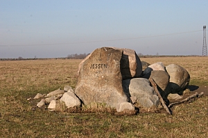 Gedenkstein auf weitem Wiesengelände 