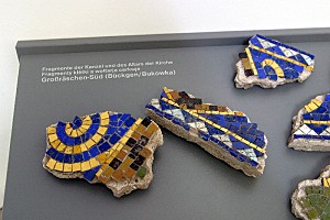 Fragmente der Kanzel und des Altars der zerstörten Kirche von Großräschen-Süd auf einer Ausstellungstafel.