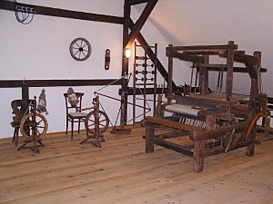 Blick in den Ausstellungsbereich ländliches Hausgewerbe mit Webstuhl und Spinnrädern. Blick in den Ausstellungsbereich ländliches Hausgewerbe mit Webstuhl und Spinnrädern.