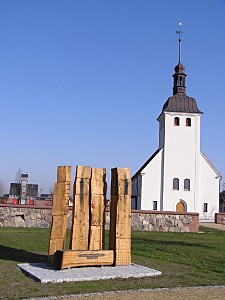 Die Holzskulptur vor der Hornoer Kirche.