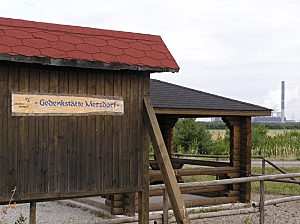 Blick zur Gedenkstätte, im Hintergrund das Braunkohlekraftwerk Boxberg