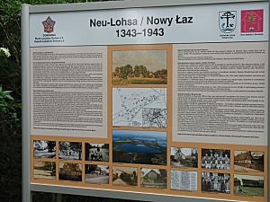Blick auf die Gedenktafel mit Ortsinformationen und historischen Foto`s Blick auf die Gedenktafel mit Ortsinformationen und historischen Foto`s