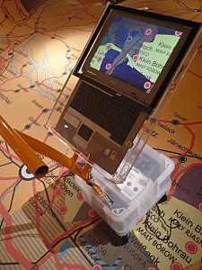 Der Infosauger auf dem Kartenteppich positioniert und auf dem Monitor erscheint der angesteuerte Kartenausschnitt.