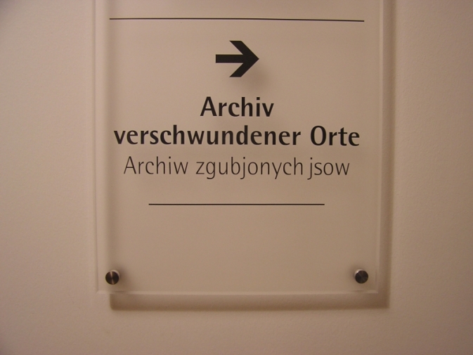 Foto: Hinweischild "Archiv verschwundener Orte"